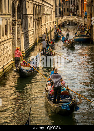 Belebten Canal in Venedig mit Gondeln, die Touristen, auf Sightseeing-Trips. Italien. Stockfoto