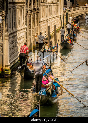 Belebten Canal in Venedig mit Gondeln, die Touristen, auf Sightseeing-Trips. Italien. Stockfoto