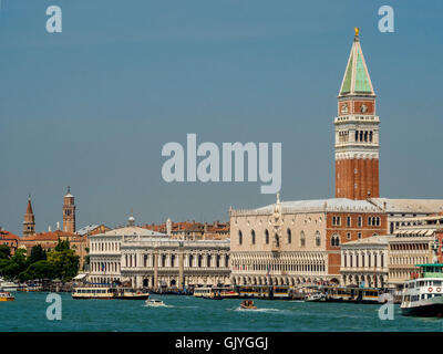 St. Marks Becken mit Blick auf den Dogenpalast und die Bell Tower St Marks Basilika, Venedig, Italien. Stockfoto