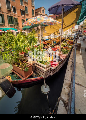 Festgemachten Lastkahn verkaufen Obst und Gemüse, auf dem Rio de S. Ana, Venedig. Stockfoto