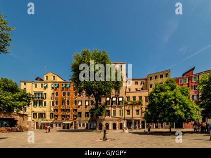 Traditionelle mehrstöckige Gebäude auf dem Umfang des Campo de Gheto Novo in das jüdische Ghetto von Venedig, Italien Stockfoto