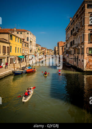 Familie in Kajaks paddeln am Rio della Misericordia, Venedig Italien. Stockfoto