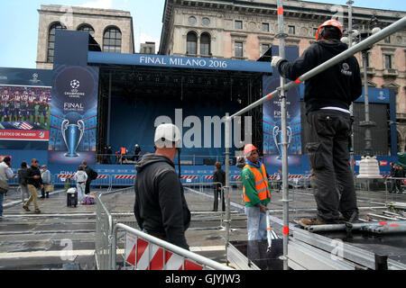 Die Vorbereitungen laufen auf der Fanzone auf der Piazza del Duomo vor der UEFA Champions League Finale im San Siro Stadion in Mailand am Samstag (28. Mai 16) Featuring: Atmosphäre wo: Mailand, Italien bei: Kredit-23. Mai 2016: IPA/WENN.com ** nur Verfügb Stockfoto