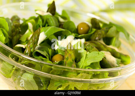 Feldsalat mit Oliven-sauce Stockfoto