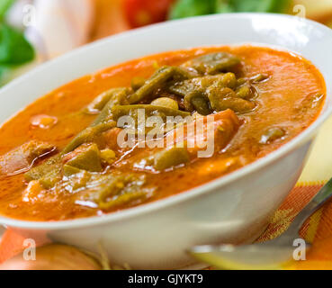 Eintopf (Gulasch) mit grünen Bohnen, accomodat Stockfoto