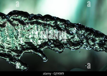 Abstrakten Hintergrund Spritzwasser mit Türkis Aqua Farbton und unscharfen Hintergrund Stockfoto