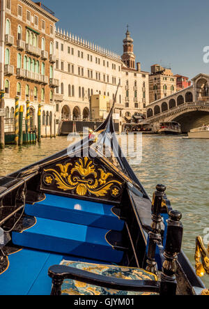 Rialto Brücke aus einer Gondel auf dem Canale Grande. Venedig. Italien Stockfoto