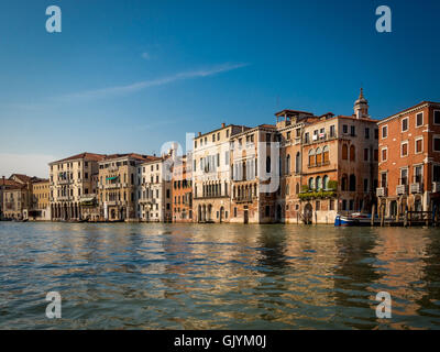 Traditionellen venezianischen Gebäuden entlang des Canal Grande, Venedig. Italien. Stockfoto