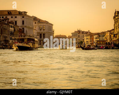 Boote auf dem Canal Grande, Venedig. Goldenen Himmel. Stockfoto