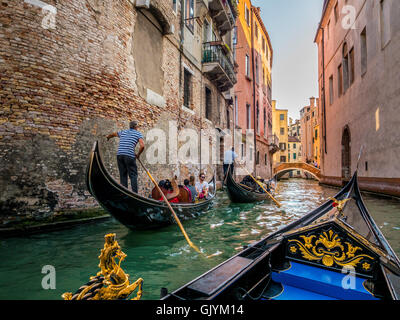 Gondeln auf einem schmalen Kanal, gesehen aus einer Gondel. Venedig, Italien. Stockfoto