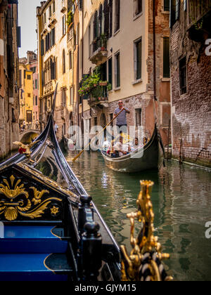 Gondeln auf einem schmalen Kanal, gesehen aus einer Gondel. Venedig, Italien. Stockfoto