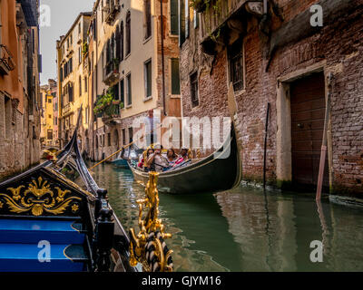 Gondeln auf einem schmalen Kanal, gesehen aus einer Gondel. Venedig, Italien. Stockfoto