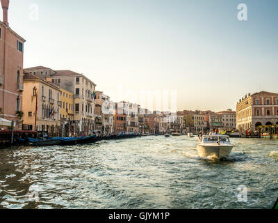 Ein Wasser-Taxi auf dem Canal Grande, Venedig. Stockfoto