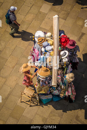 Luftaufnahme des Tourist Souvenir und Hut Stall in der Piazzetta San Marco, Venedig, Italien. Stockfoto
