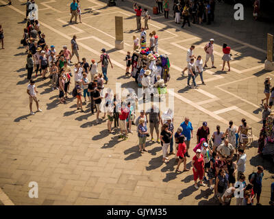 Touristen-Warteschlangen in der Schlange an der Piazzetta San Marco, Venedig Italien. Stockfoto