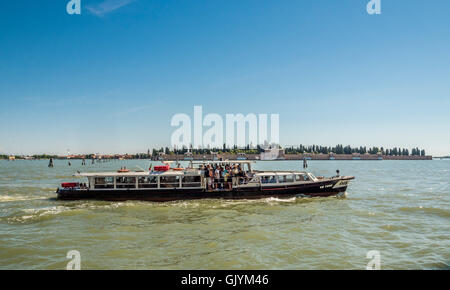 Vaporetto oder Wasser-Bus mit dem Friedhof Insel von San Michele in der Ferne. Venedig, Italien. Stockfoto