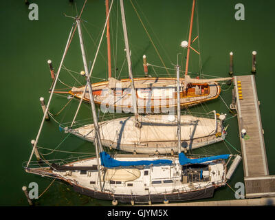 Luftaufnahme von festgemachten Boote in der Marina auf der Insel San Giorgio Maggiore. Venedig, Italien. Stockfoto