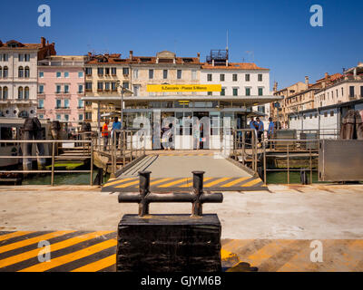 Poller, eine stationäre Vaporetto bis mit dem Terminal in den Hintergrund zu sichern. Venedig, Italien. Stockfoto