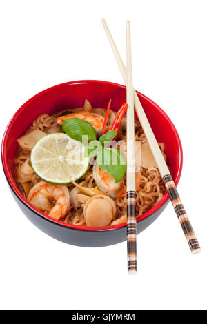 asiatische Nudelsuppe vor weißem Hintergrund Stockfoto