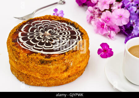 Esterhazy Mandel Schokoladenkuchen auf weiß Stockfoto