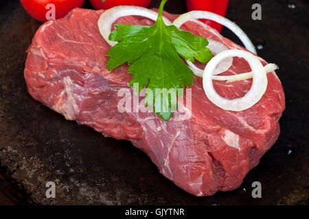 rohes Rindfleischsteak in einer Eisenpfanne Stockfoto