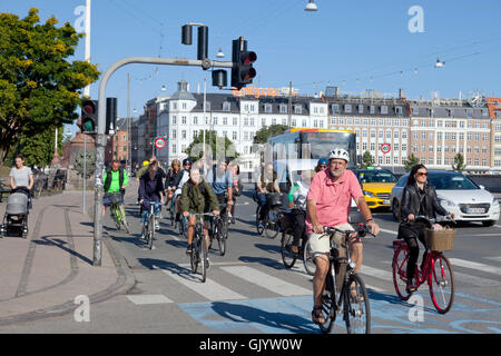 Sommer am späten Vormittag mit dem Fahrrad Ansturm auf Radweg an der stark Fahrrad befahrene Kreuzung Frederiksborggade, Søtorvet, in Richtung Zentrum von Kopenhagen. Stockfoto