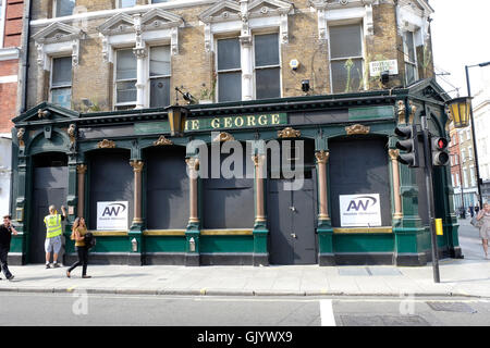 Ein Überblick über die George, ein Pub im viktorianischen Stil im Zentrum von London, geschlossen und vernagelten. Stockfoto