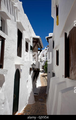 Binibeca, eine kleine und sehr traditionell Spanisch Fischerdorf an der Küste von Menorca Stockfoto