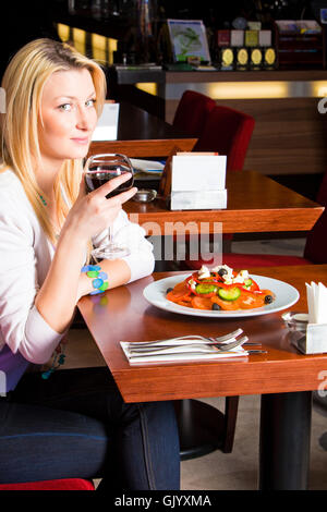 Frau Restaurant lachen Stockfoto