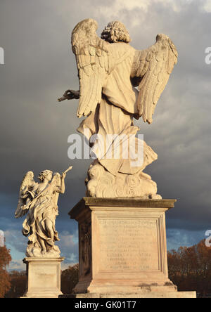 Schöne Statuen von Engeln in Rom gegen Herbst bewölkten Himmel bei Sonnenuntergang Stockfoto