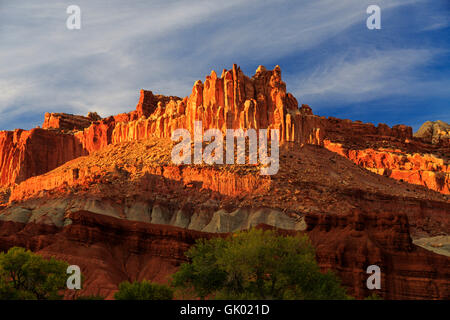 Dabei schoss der späten Nachmittag Sonne leuchtet "The Castle" Bildung in Capitol Reef National Park in Utah Stockfoto