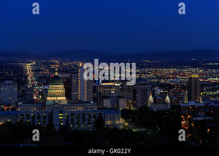 In diesem Bild Komm am Abend empfängt in der Innenstadt von Salt Lake City, Utah.  Die Utah State Capitol Building steht im Vordergrund. Stockfoto