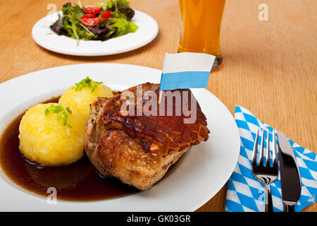 Bayerischer Schweinebraten mit Kartoffelknödel Stockfoto