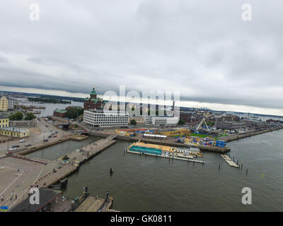 Luftbild auf Uspenski Kathedrale und Yhe Finnair Rad auf Katajannokka in Helsinki, Finnland Stockfoto