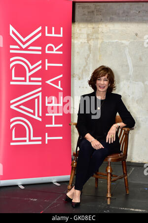 Fototermin für die kommende Produktion von "The Trial von Jane Fonda" Darsteller Anne Archer am Park Theatre Featuring: Anne Archer wo: London, Vereinigtes Königreich bei: 21. April 2016 Stockfoto