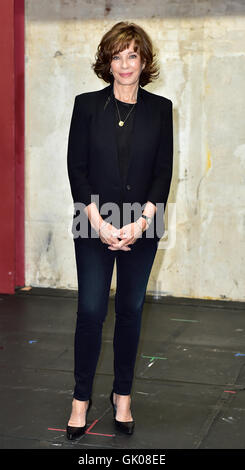 Fototermin für die kommende Produktion von "The Trial von Jane Fonda" Darsteller Anne Archer am Park Theatre Featuring: Anne Archer wo: London, Vereinigtes Königreich bei: 21. April 2016 Stockfoto