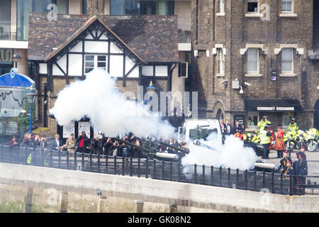 62 Salutschüsse am Tower of London, die Königinnen zu 90. Geburtstag feiern.  Mitwirkende: Atmosphäre wo: London, Vereinigtes Königreich bei: 21. April 2016 Stockfoto