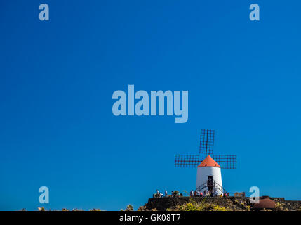 Lanzarote, Spanien - 22. August 2016: Verwandelt Menschen besuchen die alte Windmühle Museum in den Kaktusgarten Stockfoto