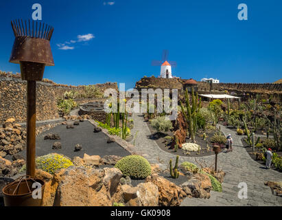 Lanzarote, Spanien - 22. August 2016: Verwandelt Menschen besuchen die alte Windmühle Museum in den Kaktusgarten Stockfoto