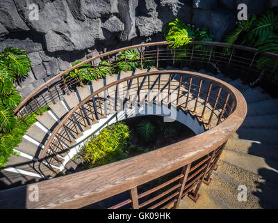 Lanzarote, Spanien - 22. August 2016: Wicklung Treppe zu den unterirdischen Gang in der Cesar Marique Stiftung in Tahic Stockfoto