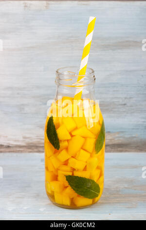 Detox Früchten aromatisiertes Wasser hineingegossen. Erfrischende Sommer hausgemachte-Cocktail mit mango Stockfoto