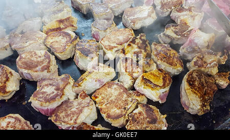 Braten, Schweinefleisch Filet Steaks auf einem Braten Tisch in einer Restaurantküche Stockfoto