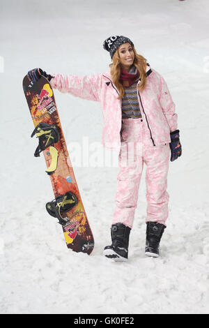 Stacey Solomon und Aimee Fuller nationalen Schulen Snowsport Woche Fototermin statt in The Snow Centre Featuring: Stacey Solomon Where: London, Vereinigtes Königreich bei: 22. April 2016 Stockfoto