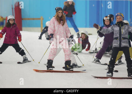 Stacey Solomon und Aimee Fuller nationalen Schulen Snowsport Woche Fototermin statt in The Snow Centre Featuring: Stacey Solomon Where: London, Vereinigtes Königreich bei: 22. April 2016 Stockfoto