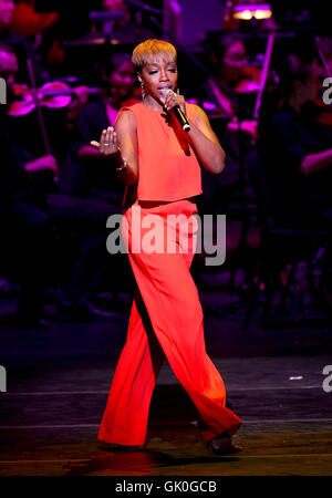 Adrienne Arsht 10. Jubiläums-Gala-Konzert an Adrienne Arsht Center für darstellende Künste ZIFF Ballet Opera House - Performances mit: Estelle Where: Miami, Florida, Vereinigte Staaten, wann: 21. April 2016 Stockfoto