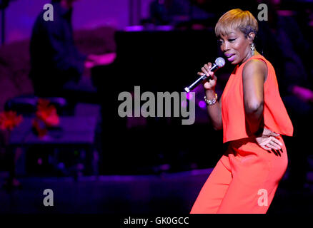 Adrienne Arsht 10. Jubiläums-Gala-Konzert an Adrienne Arsht Center für darstellende Künste ZIFF Ballet Opera House - Performances mit: Estelle Where: Miami, Florida, Vereinigte Staaten, wann: 21. April 2016 Stockfoto
