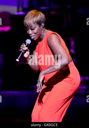 Adrienne Arsht 10. Jubiläums-Gala-Konzert an Adrienne Arsht Center für darstellende Künste ZIFF Ballet Opera House - Performances mit: Estelle Where: Miami, Florida, Vereinigte Staaten, wann: 21. April 2016 Stockfoto