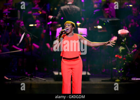 Adrienne Arsht 10. Jubiläums-Gala-Konzert an Adrienne Arsht Center für darstellende Künste ZIFF Ballet Opera House - Performances mit: Estelle Where: Miami, Florida, Vereinigte Staaten, wann: 21. April 2016 Stockfoto