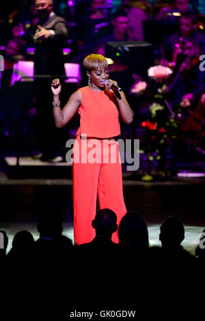 Adrienne Arsht 10. Jubiläums-Gala-Konzert an Adrienne Arsht Center für darstellende Künste ZIFF Ballet Opera House - Performances mit: Estelle Where: Miami, Florida, Vereinigte Staaten, wann: 21. April 2016 Stockfoto
