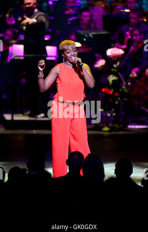 Adrienne Arsht 10. Jubiläums-Gala-Konzert an Adrienne Arsht Center für darstellende Künste ZIFF Ballet Opera House - Performances mit: Estelle Where: Miami, Florida, Vereinigte Staaten, wann: 21. April 2016 Stockfoto